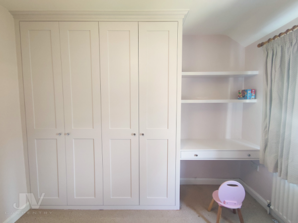 Lemari pakaian dengan meja rias terintegrasi